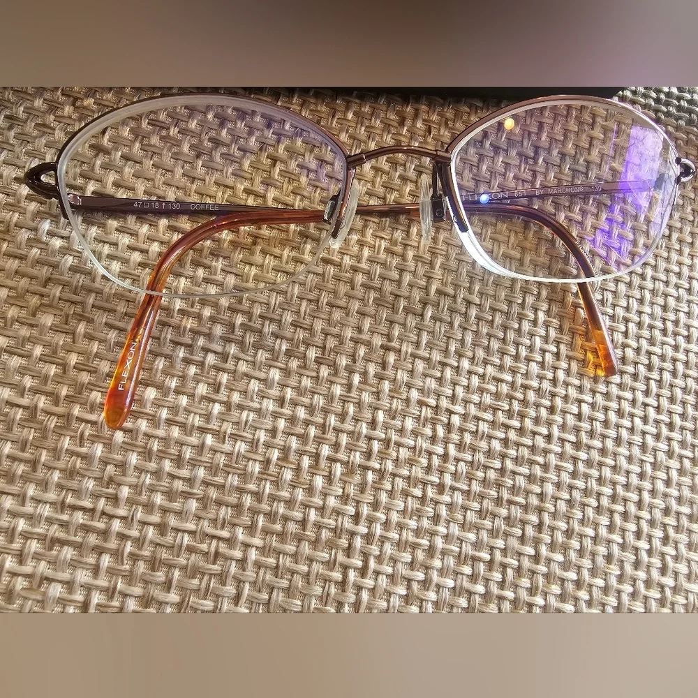 Lightweight and stylish Flexon eyeglasses in a classic oval frame 🤎